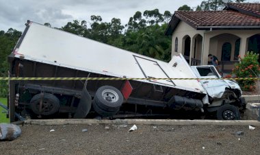 Caminhão de bebidas invade residência no Rio Maina