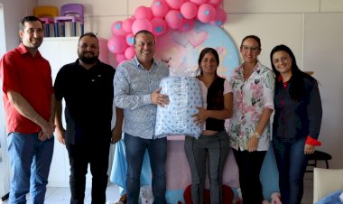 Futuras mães recebem kit de enxoval em Forquilhinha