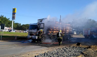 Caminhão de Madeira pega fogo e bombeiros controlam o sinistro