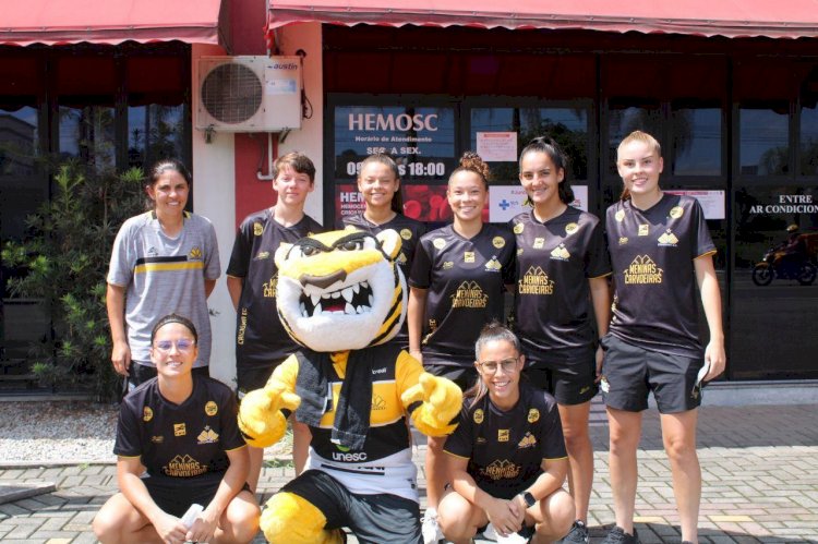 Atletas de futebol feminino de Criciúma realizam mutirão para doação de sangue