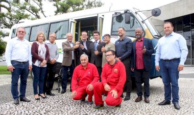 Prefeitura de Criciúma entrega micro-ônibus à Apae do município