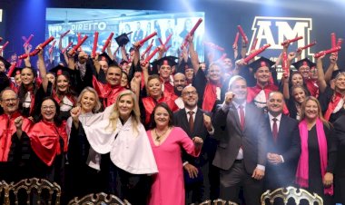 Abraços, risos, lágrimas e recordações na formatura de Direito da Unesc