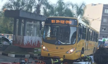 Mulher fica presa embaixo de ônibus no terminal central