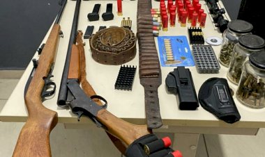 PM prende homem praticando tiro ao alvo e várias armas em sua residência