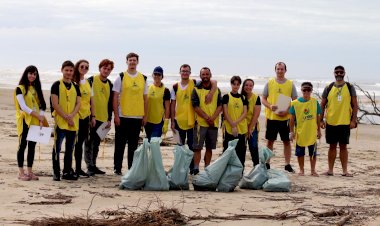 Acadêmicos e professores da Unesc recolhem 26 kg de lixo na orla do Balneário Rincão
