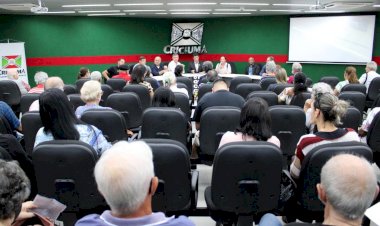 Secretaria de Saúde de Criciúma entrega autorizações para cirurgias de Cataratas