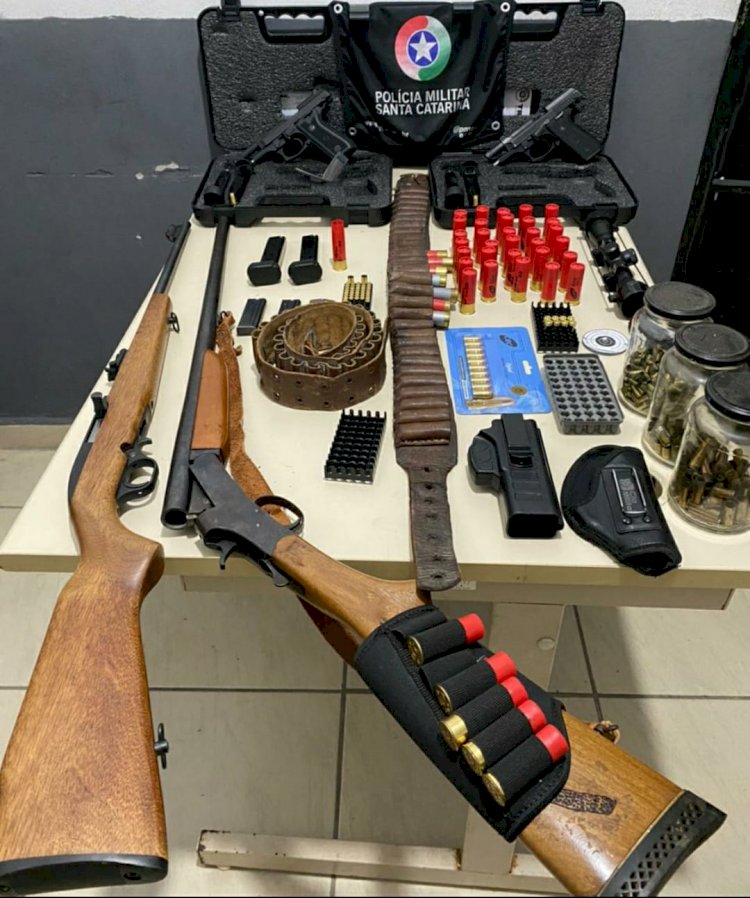 PM prende homem praticando tiro ao alvo e várias armas em sua residência