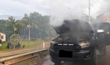 Veiculo pega fogo e bombeiros  conseguem controlar incêndio