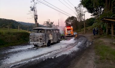 Veiculo pega fogo e bombeiros são acionados
