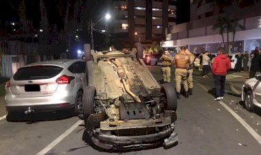 Motorista perde direção e bate em vários veículos estacionados