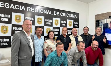Policiais Civis são homenageados por tempo de serviço público em Criciúma