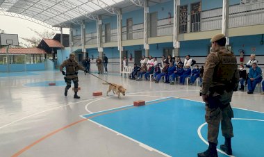 Alunos da Apae fazem visita aos policiais do canil