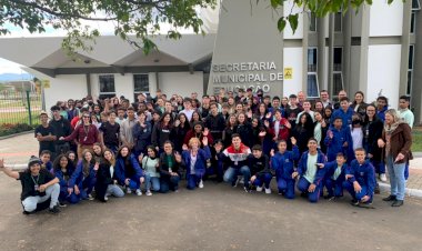 Estudantes do Clube Jovem Empreendedor visitam o Paço Municipal