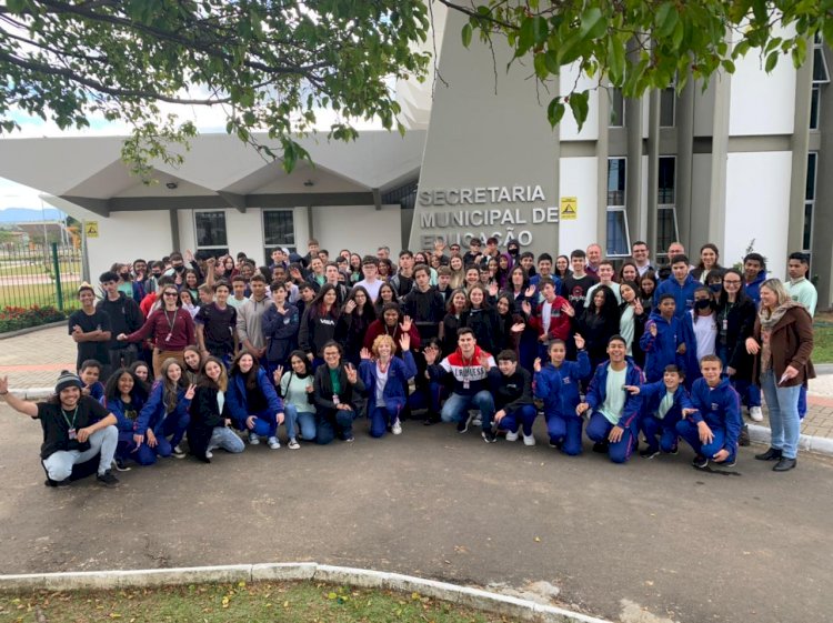 Estudantes do Clube Jovem Empreendedor visitam o Paço Municipal
