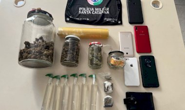 PM aprende drogas e dupla por porte ilegal de drogas