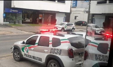Dupla armada assalta loja no Bairro Próspera
