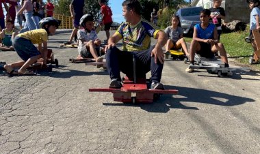 Brincadeiras antigas atraem crianças e adultos