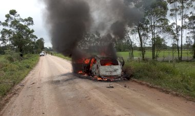 Veículo pega fogo em Içara