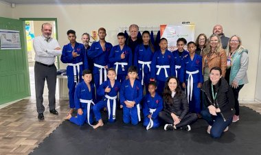 Parceria entre Afasc e Sicredi Sul, disponibiliza compra de kimonos para equipe do CRAS Vila Miguel