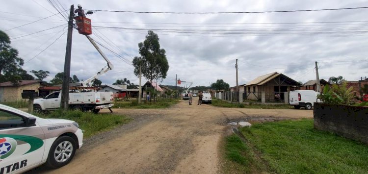 Com apoio da PM Celesc faz operação de corte de ligações clandestina em bairro de Criciúma