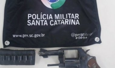 Homem é preso por porte ilegal de arma e agressão contra sua esposa