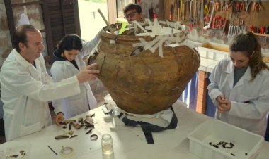 Artefato de cerâmica Tupiguarani é remontado no Museu ao Ar Livre em Orleans