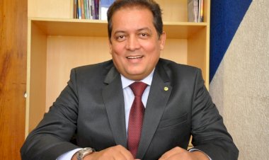 Líder do governo tenta criar cargo de senador vitalício para ex-presidentes