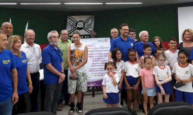 Entrega de óculos beneficia estudantes da rede municipal de ensino em Criciúma