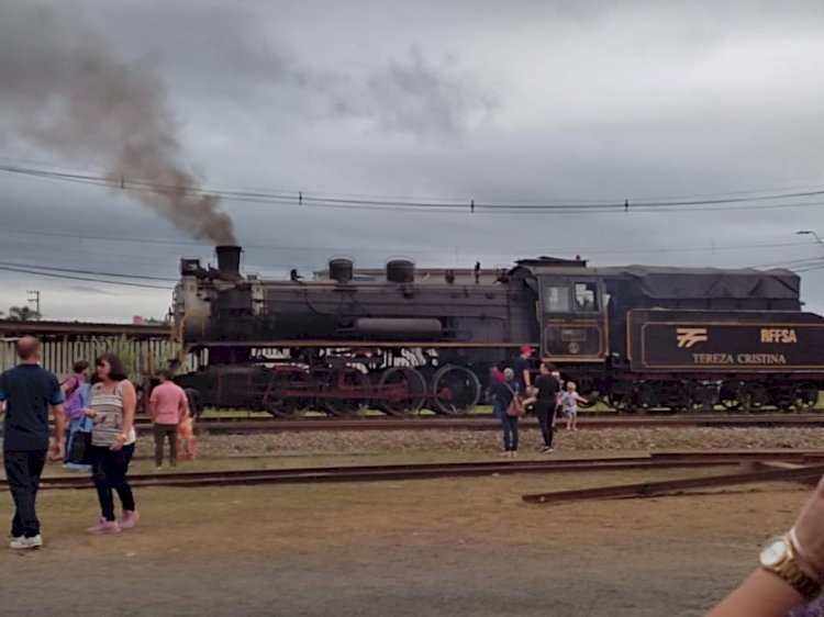 Siderópolis recepciona passageiros de trem durante a programação do Natal da Esperança