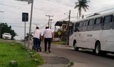 Motorista estaciona ônibus para ajudar cadeirante  atravessar rua, e embarcar no ônibus