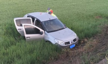 Motorista perde controle bate em poste e saí fora da pista
