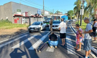Mulher é atropelada por motocicleta sobre a faixa de pedestre