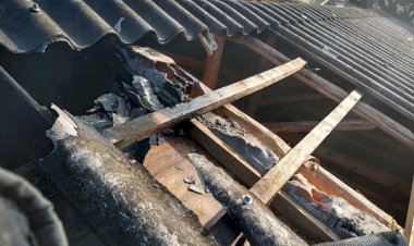 Casa pega fogo na Vila Esperança