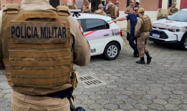 A Polícia Militar faz Operação de Ordem Pública no Residencial Carmel