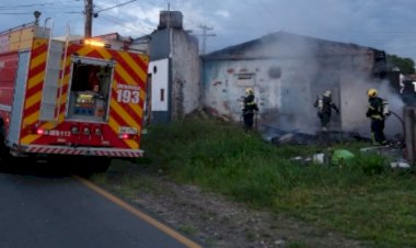 Casa abandonada pega fogo na Cidade Mineira Nova
