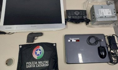 PM PRENDE FORAGIDO ROUBANDO EM REVENDA DE VEÍCULO NO RIO MAINA