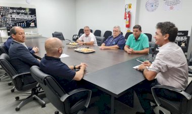 Reunião na prefeitura debate medidas contra problemas na rede de distribuição de água
