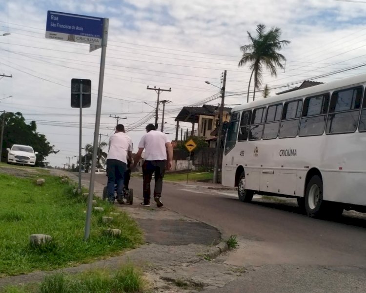 Motorista estaciona ônibus para ajudar cadeirante atravessar rua, e embarcar no ônibus