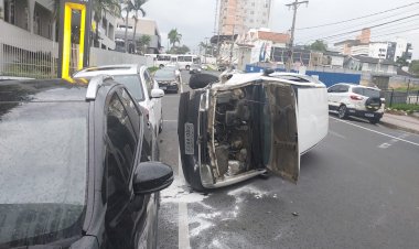 Acidente envolve três veículos no centro de Criciúma