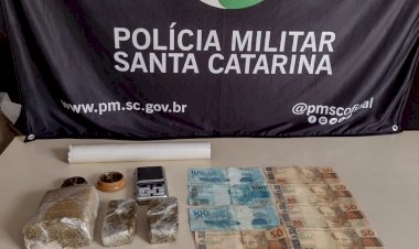 TAVA FUMANDO MACONHA NO VOLANTE E FOI PRESO PELA PM