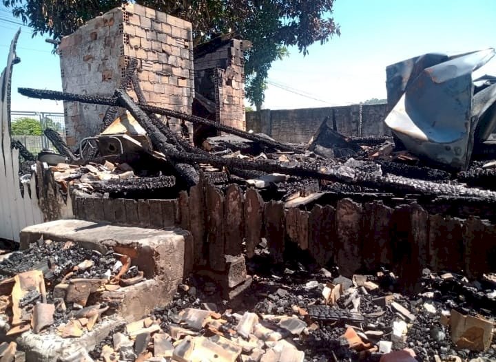 Morador que teve a casa destruída do bairro Santo André por incêndio pede ajuda para recuperação