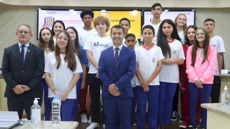 Veredores mirins tomam posse na Câmara Municipal de Criciúma