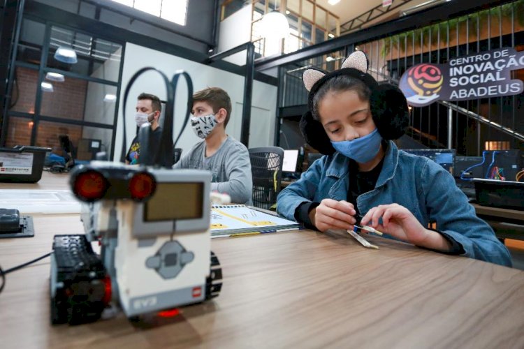 Abadeus atende crianças, jovens e adultos em oficinas de capacitação profissional e projetos sociais