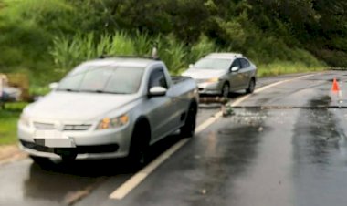 BOMBERIOS APÓS ATENDER UM ACIDENTE SÃO SURPREENDIDO NO MESMO LOCAL COM UM MAIS UM ACIDENTE ENVOLVENDO UM MOTOCILISTA E UM VEÍCULO