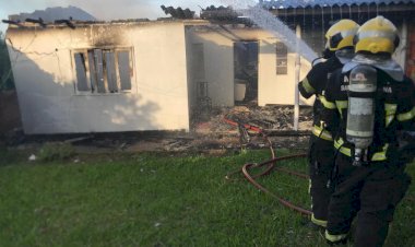 INCÊNDIO DESTRÓI CASA NO BAIRRO MINEIRA NOVA