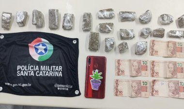 MOTOCICLISTA FOGE DA POLÍCIA E APÓS PERSEGUIÇÃO É PRESO POR TRÁFICO DE DROGAS