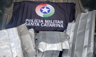 PM PRENDE DUPLA ROUBANDO ALUMINIO