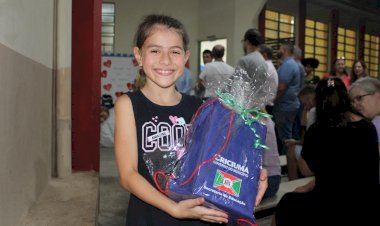 Prefeitura de Criciúma entrega mais de 150 mil peças de uniformes aos alunos da rede municipal