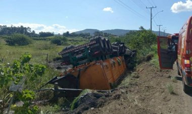 CAMINHÃO COPOTA EM RODOVIA DE URUSSANGA