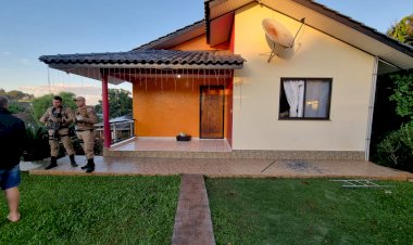 PAI MATA FILHA E GENRO A TIROS, DEIXA DOIS FERIDOS E É MORTO APÓS INVADIR CASA EM SC